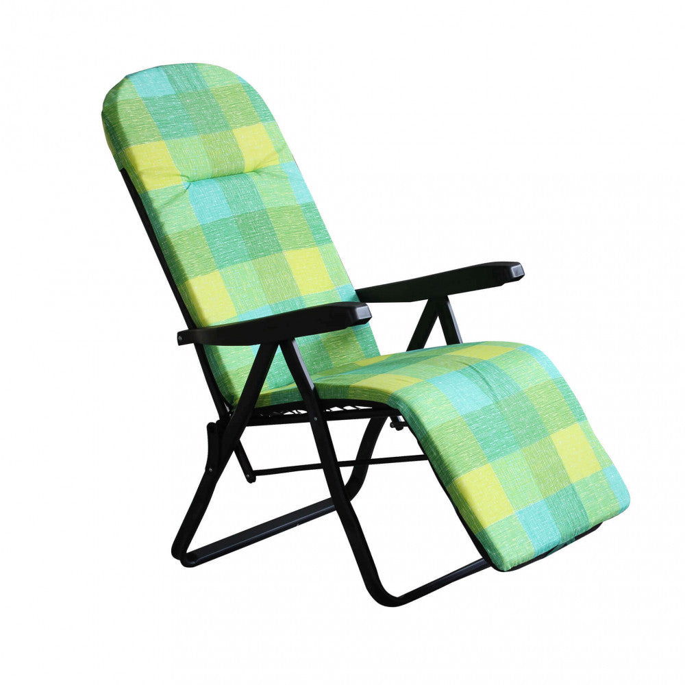 Angolazione frontale della poltrona relax Cipro, mostrando l'ergonomia della seduta imbottita.