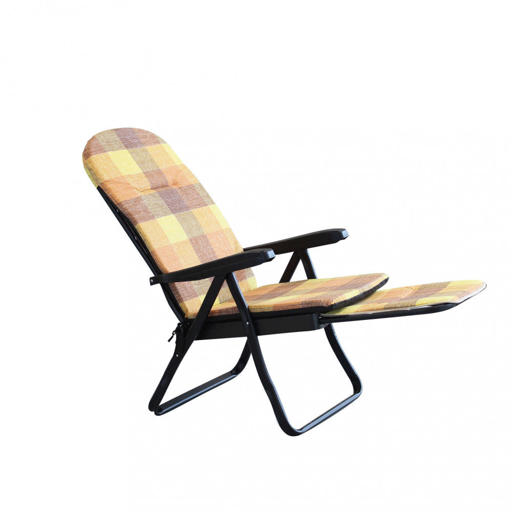 Poltrona relax Cipro in acciaio e tessuto multicolor, configurata in posizione reclinata avanzata per il massimo riposo all'aperto.