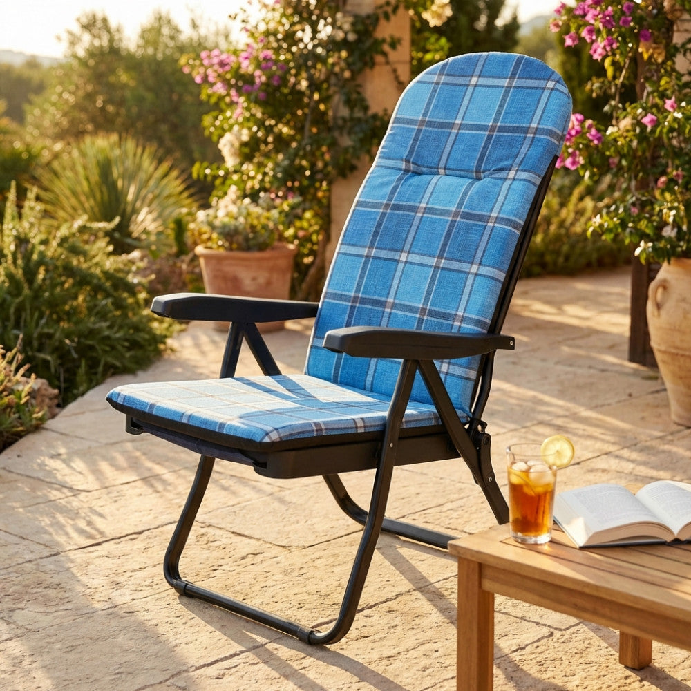 Poltrona relax Cipro in tessuto scozzese blu e verde ambientata in un giardino soleggiato.