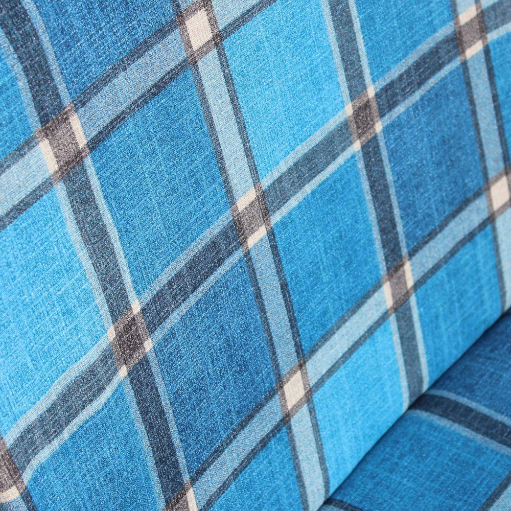 Dettaglio ravvicinato del pregiato tessuto tartan che riveste la poltrona relax.