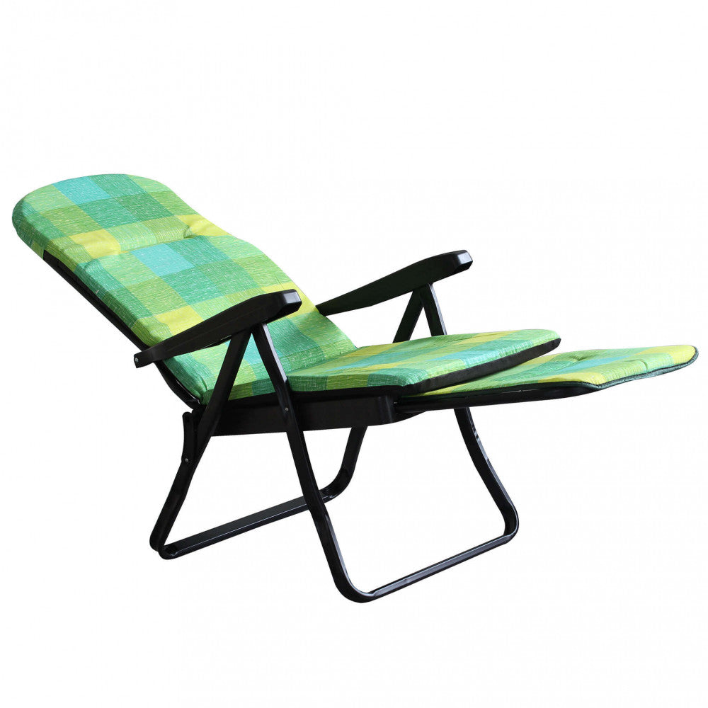 Poltrona relax Cipro in posizione semi-reclinata su sfondo bianco, mettendo in risalto il design ergonomico.