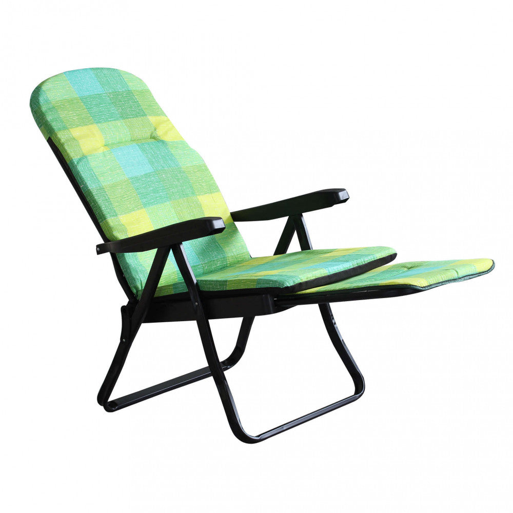 Vista frontale-laterale della poltrona relax Cipro reclinata su sfondo bianco, ideale per il massimo riposo.