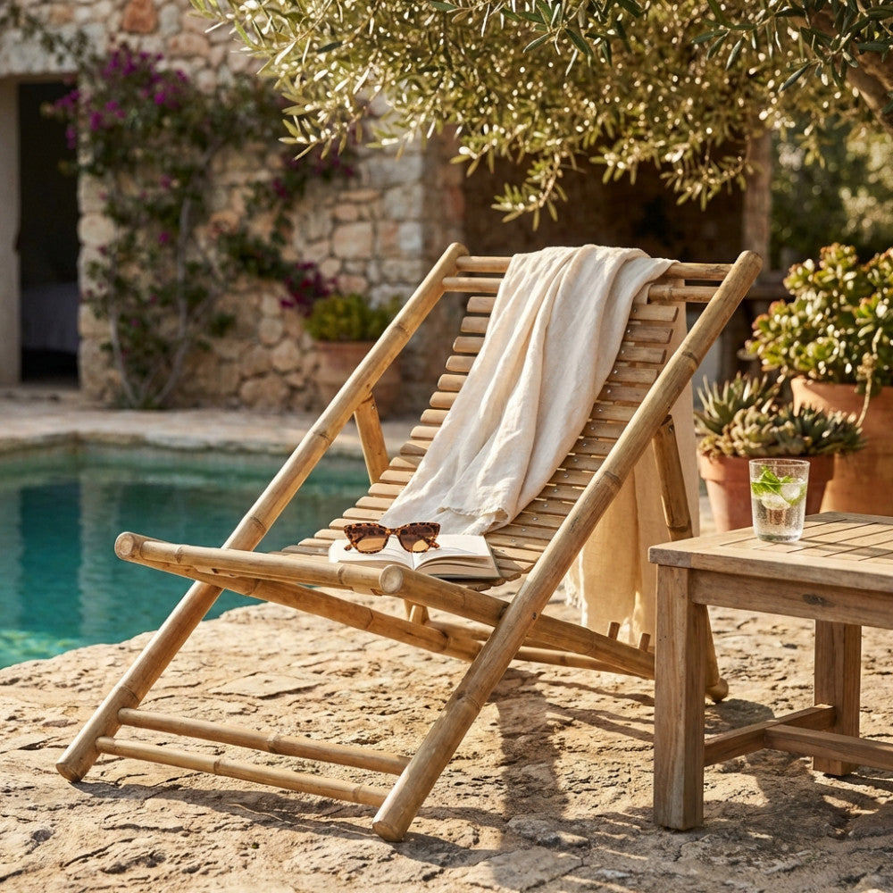 Sdraio Dondolo Bellini in legno marrone a bordo piscina con telo chiaro.