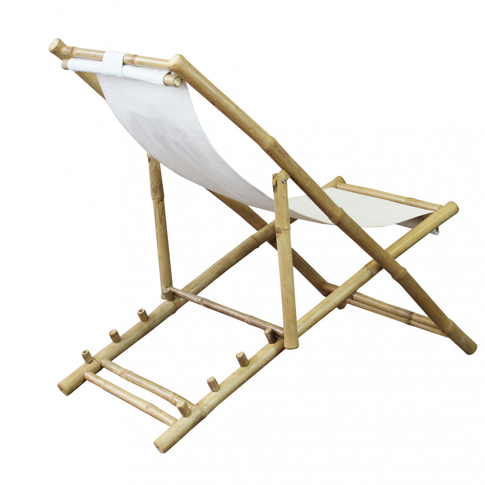 Sdraio dondolo Daiquiri bianca posizionata in un giardino per momenti di relax.