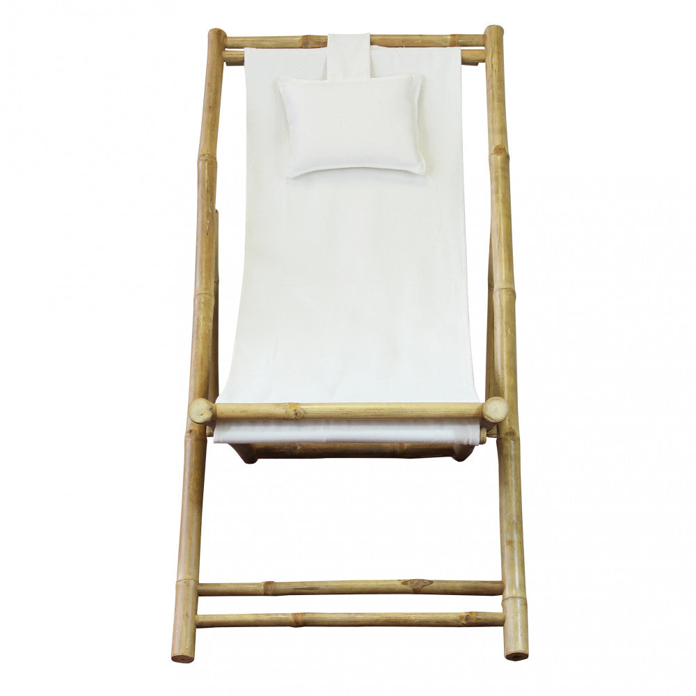 Vista dall'alto della sdraio Daiquiri, che mette in risalto la geometria della struttura in legno e la purezza del tessuto bianco.