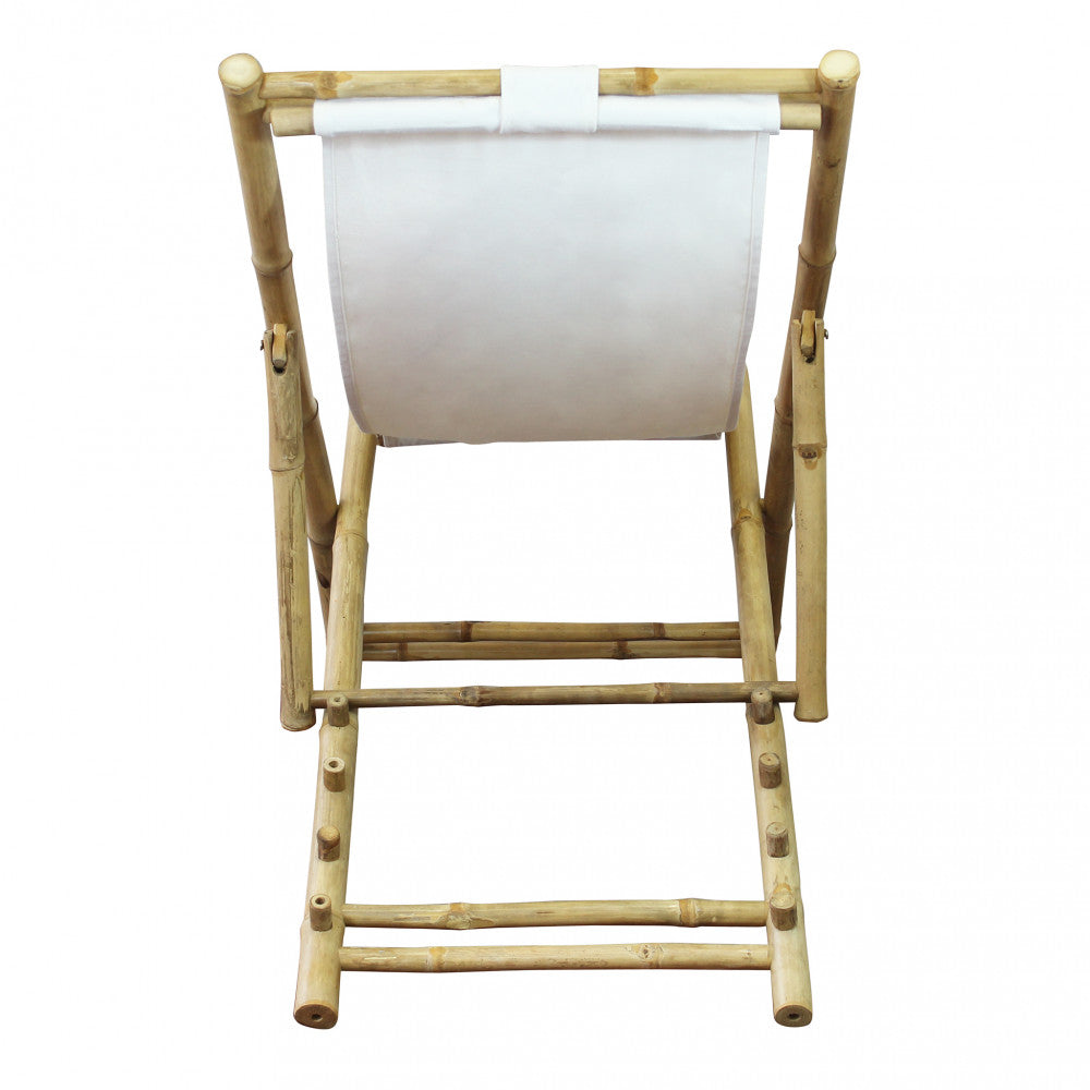 Sdraio dondolo Daiquiri bianca posizionata in un giardino per momenti di relax.