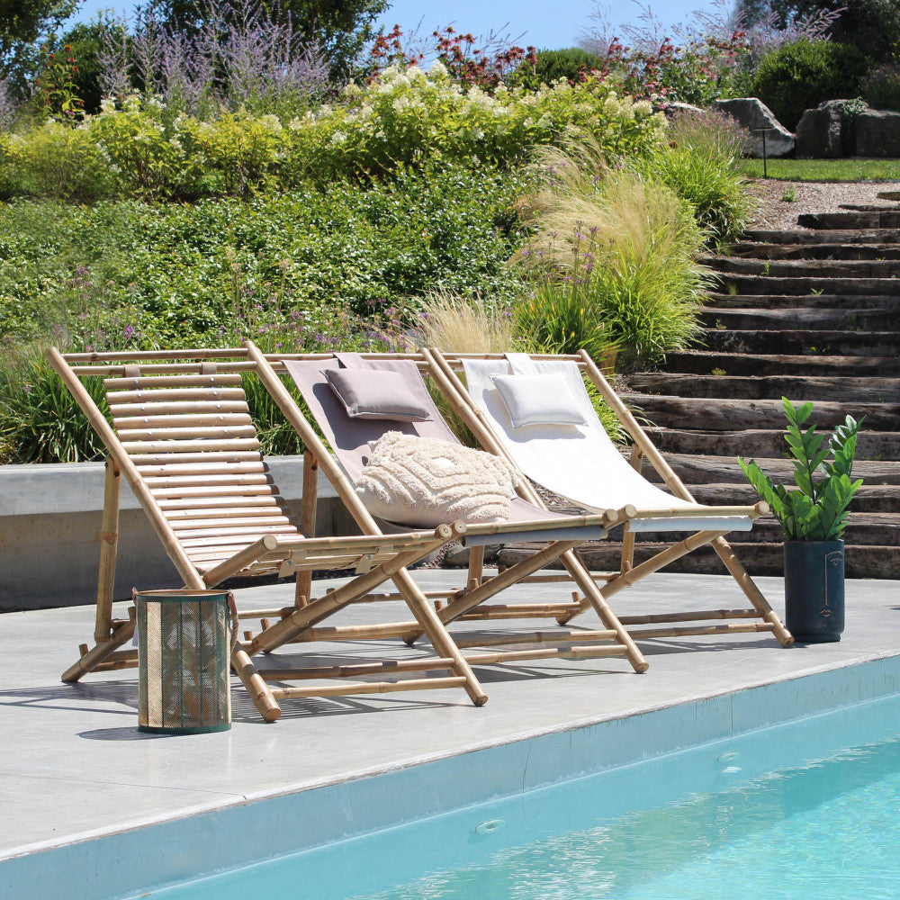 Sdraio dondolo Daiquiri posizionata in un giardino per momenti di relax.