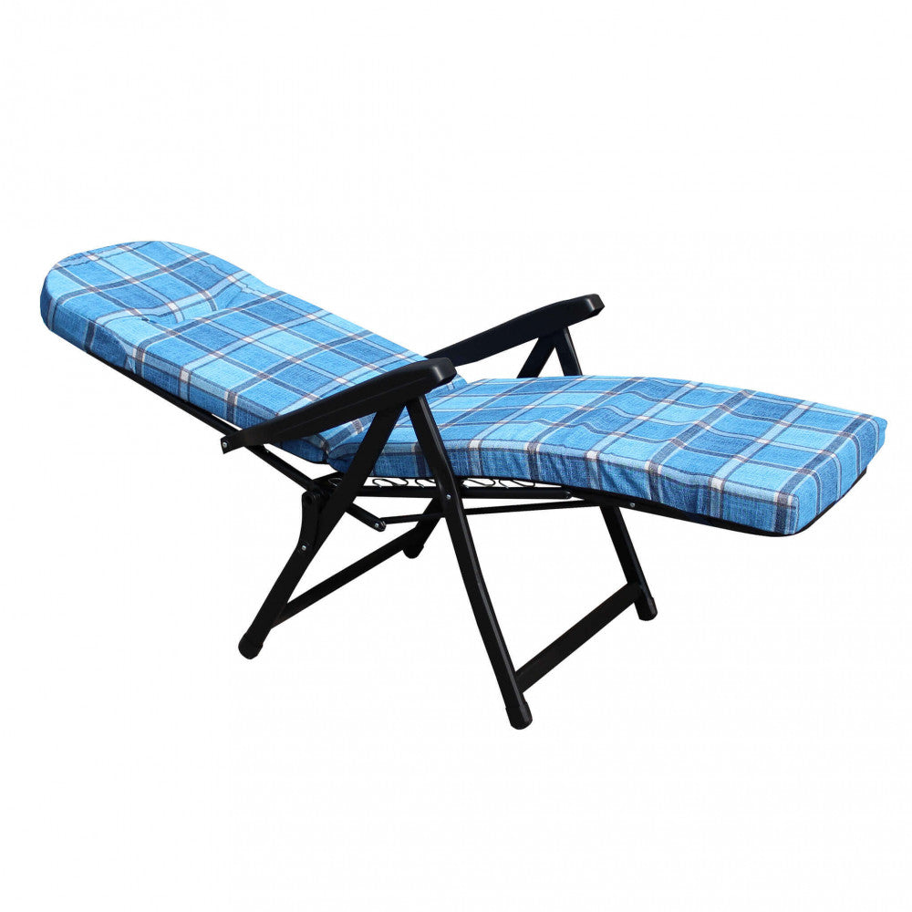 Poltrona relax automatica completamente reclinata, isolata su sfondo bianco per evidenziare la struttura in acciaio nero.