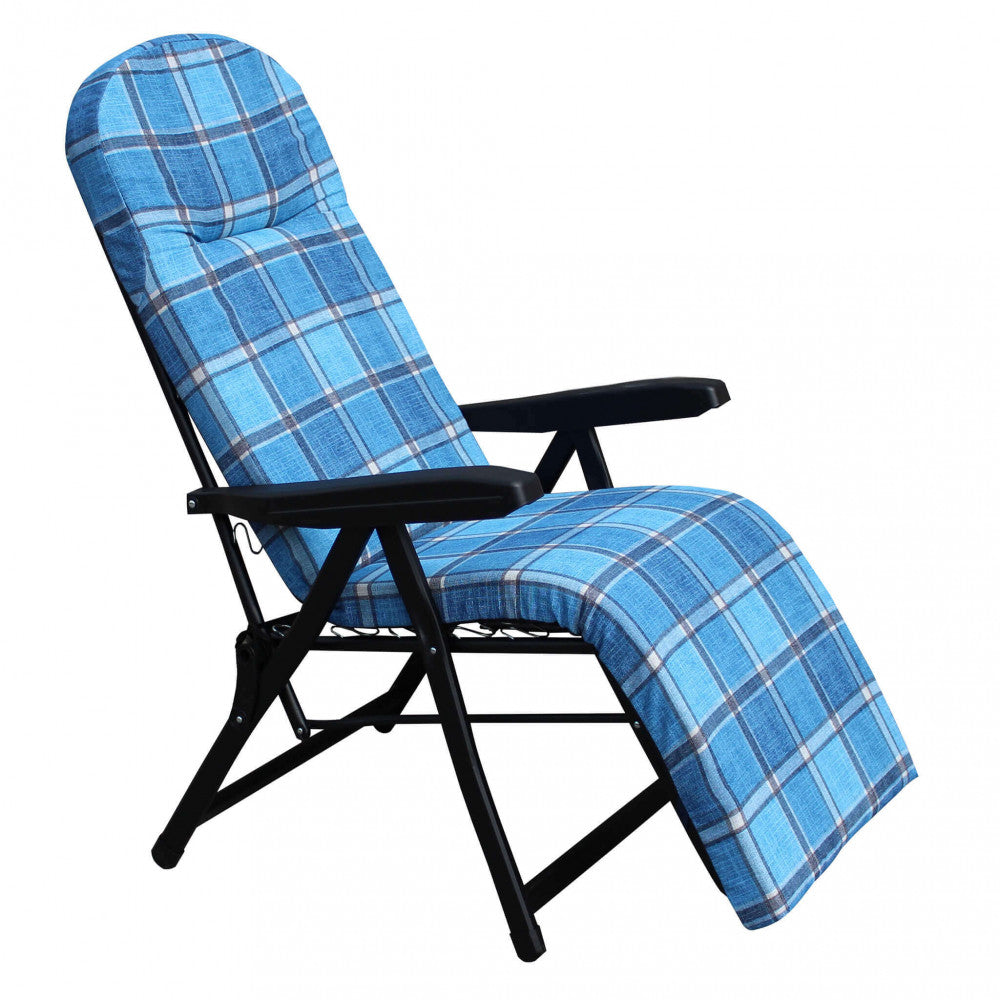 Prospettiva a tre quarti della poltrona relax Rodi, che mostra l'ergonomia della seduta e i braccioli sagomati.