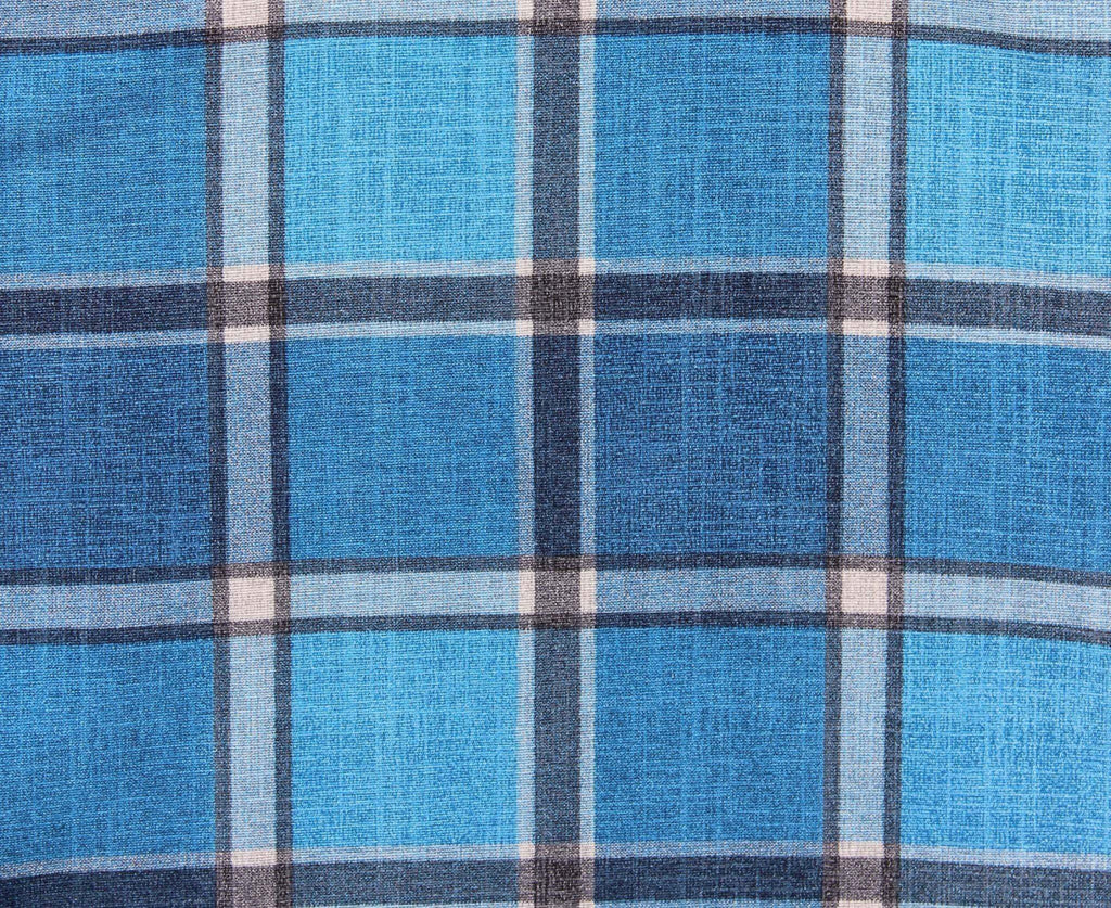 Macro fotografia del pattern tartan blu e azzurro, che esalta la qualità dei filati e la precisione geometrica.