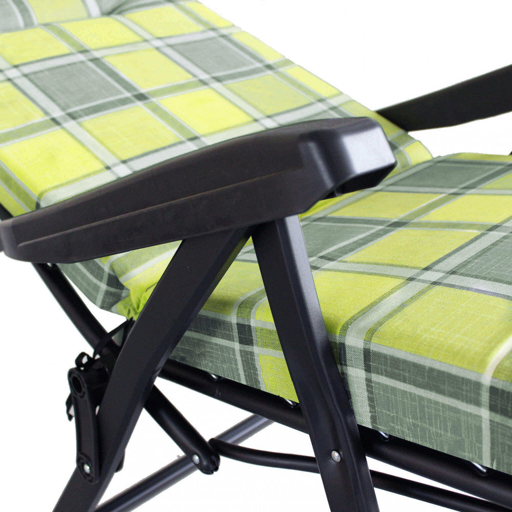 Primo piano dei braccioli ergonomici neri e del sistema di snodo in acciaio, in contrasto con la morbidezza del tessuto verde.
