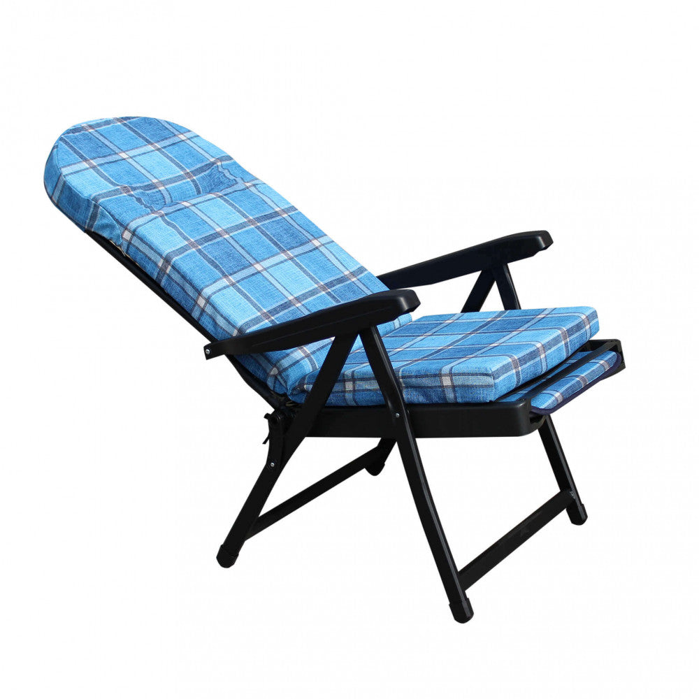 Poltrona relax Rodi reclinata a tre quarti su sfondo bianco, con struttura in acciaio nero e cuscino imbottito.