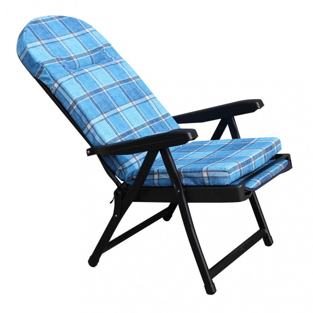 Poltrona relax Rodi in posizione semi-reclinata su sfondo bianco, evidenziando i braccioli ergonomici in polimero nero.