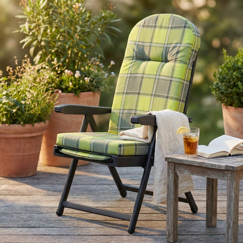 Poltrona relax Rodi in tessuto scozzese verde e grigio su un patio in legno con tavolino.