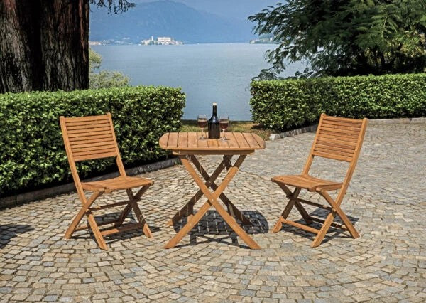 Sedia in acacia CHL01 in un ambiente esterno, con design naturale.