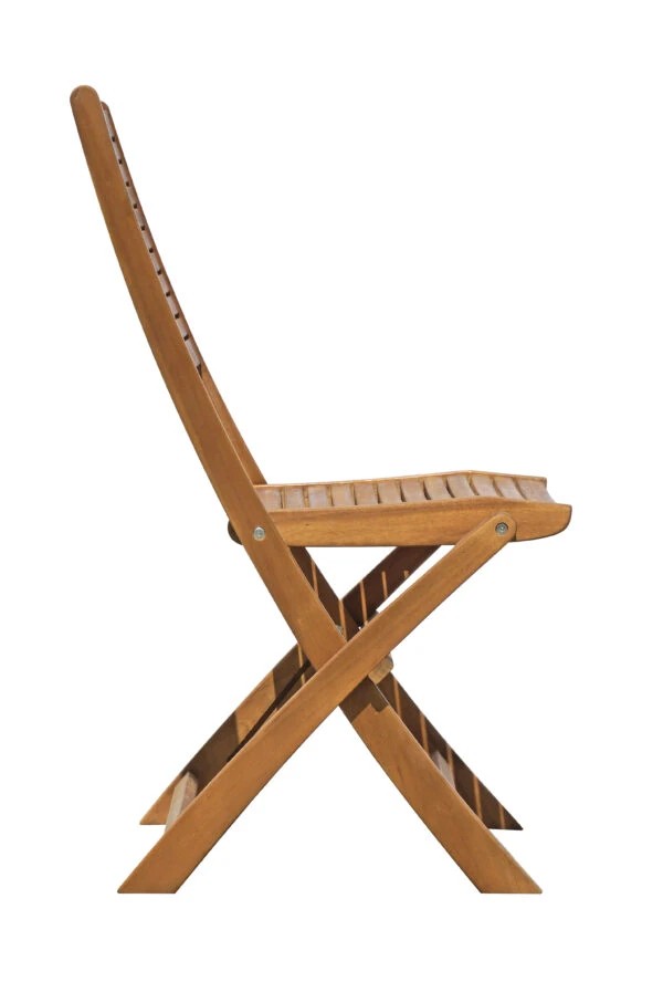 Sedia in acacia CHL01 in un ambiente esterno, con design naturale.