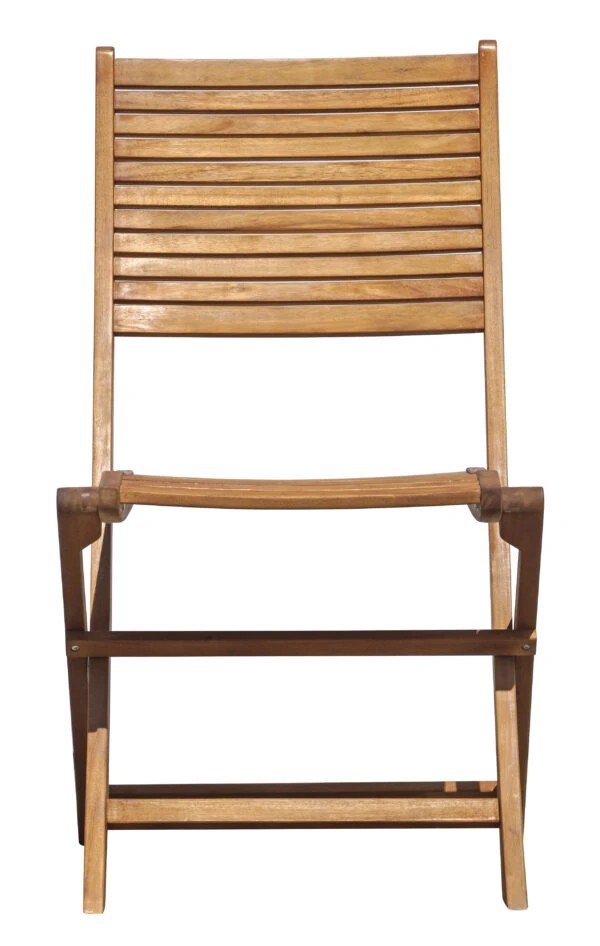 Sedia in acacia CHL01 in un ambiente esterno, con design naturale.