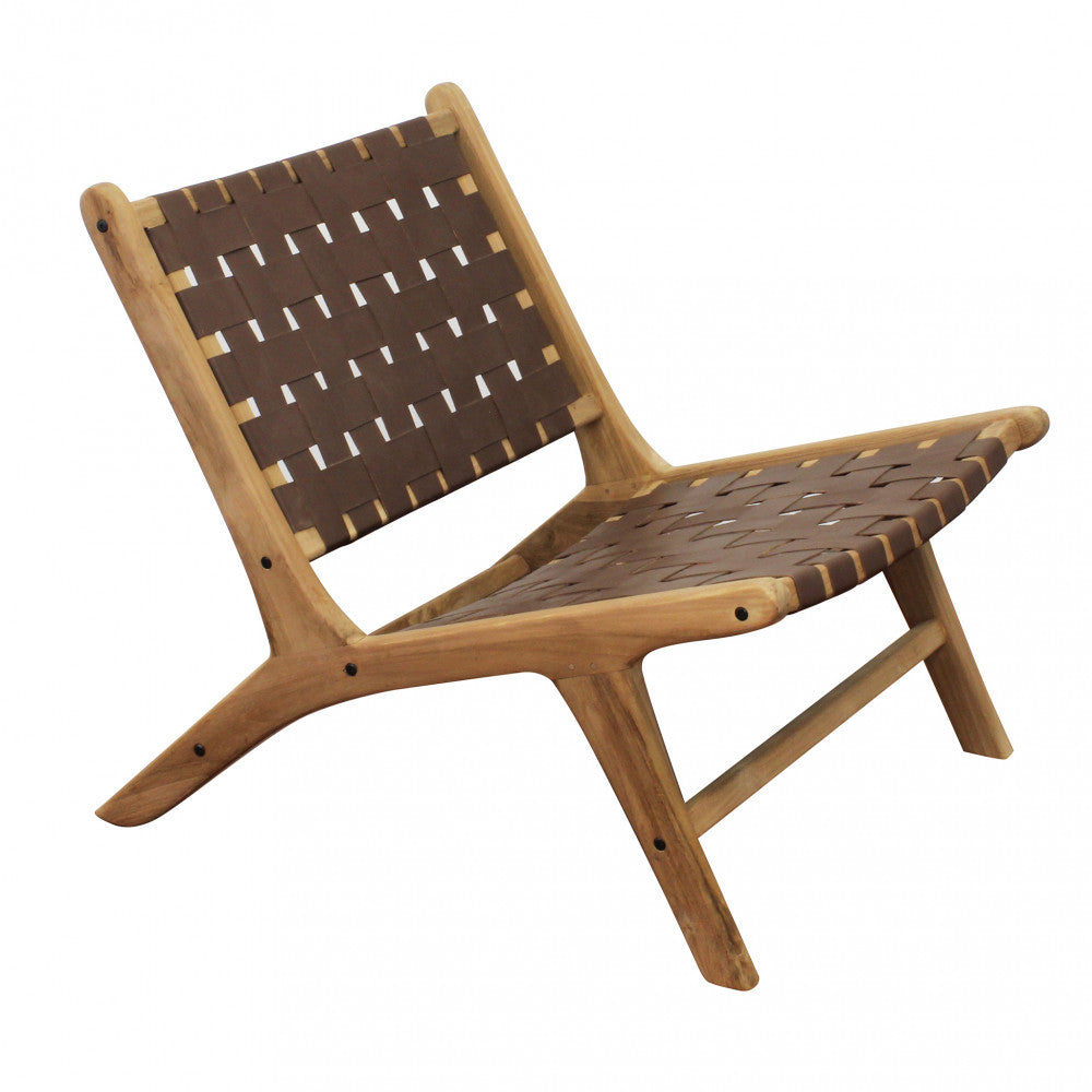 Scatto in studio della poltrona Alexander che evidenzia la seduta intrecciata marrone e la struttura in teak.