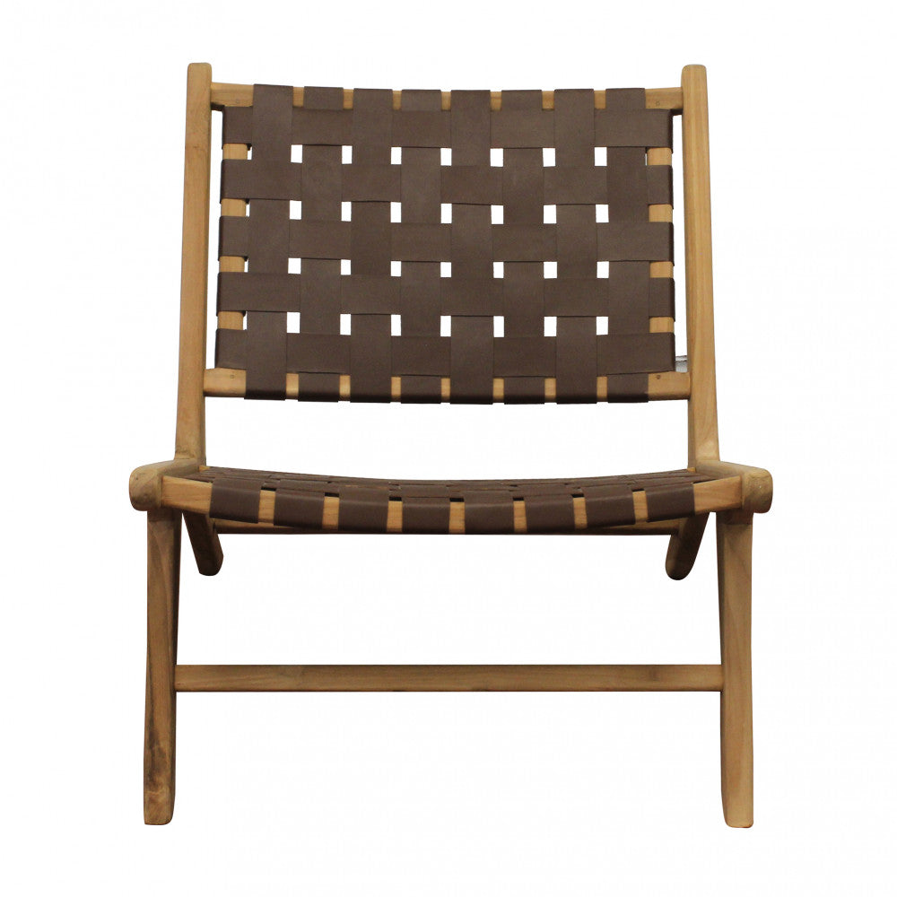 Vista frontale della poltrona lounge Alexander in teak che mostra la sua struttura robusta ed elegantemente rifinita.