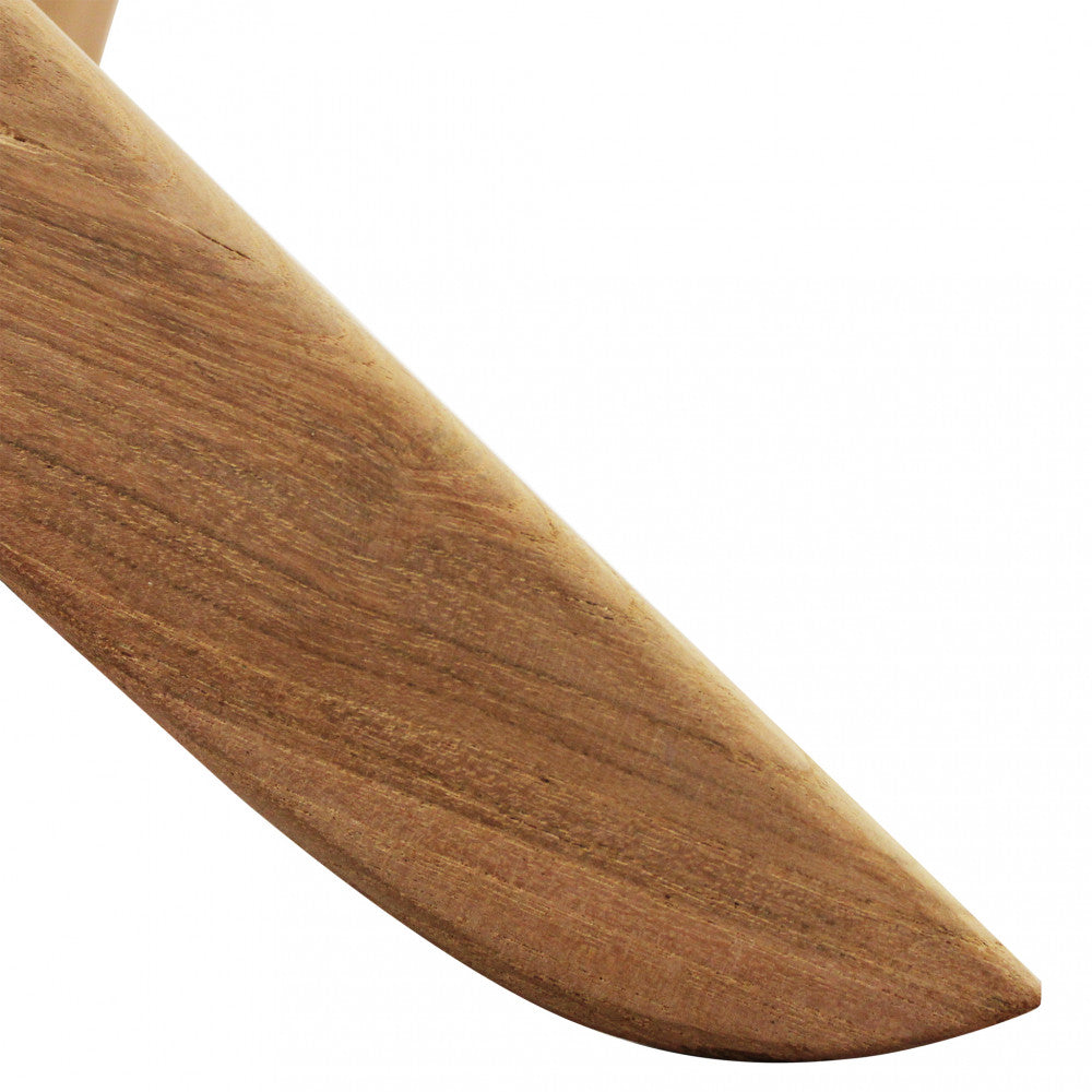 Dettaglio macro delle venature del legno di teak indonesiano di prima scelta sulla gamba della poltrona.