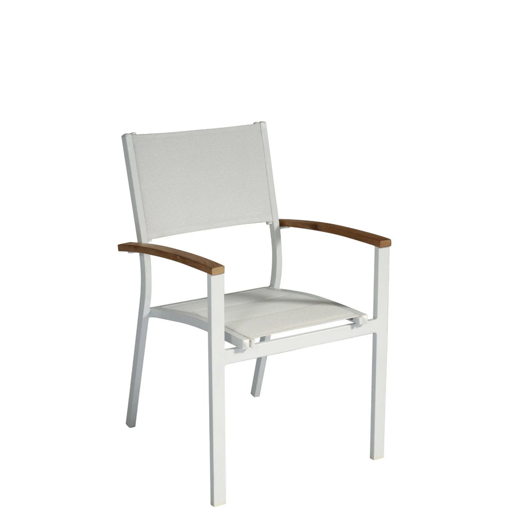 Sedia in Alluminio Bianca con braccioli in Teak e seduta in Textilene imbottito avorio, impilabile per esterni.