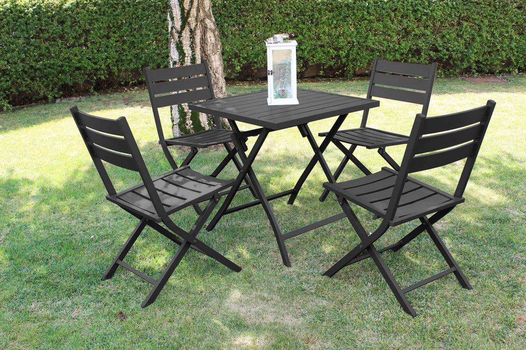 Sedia da Esterno Alabama pieghevole in alluminio di colore antracite, in un ambiente esterno.