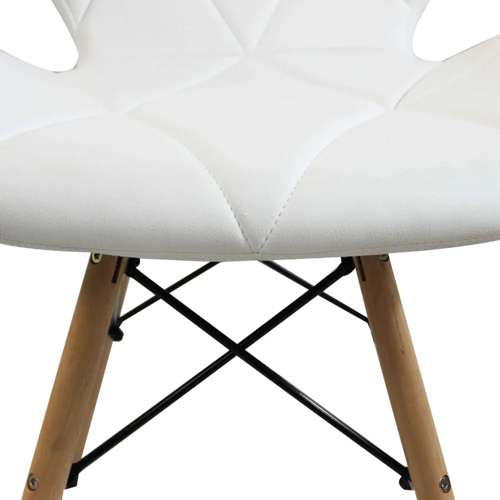 Sedia Annapolis bianca, imbottita in ecopelle con gambe in legno, stile moderno, particolare seduta