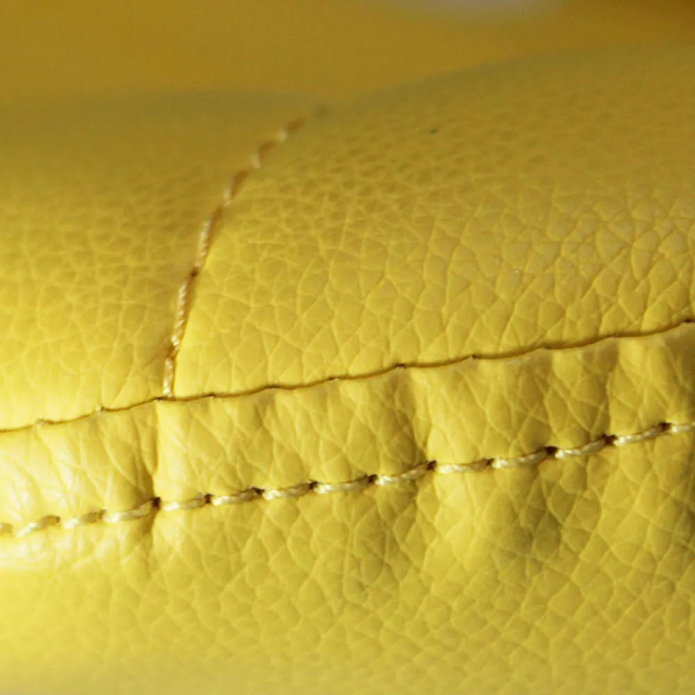 Sedia Annapolis gialla, imbottita in ecopelle con gambe in legno, stile moderno, particolare cuciture seduta