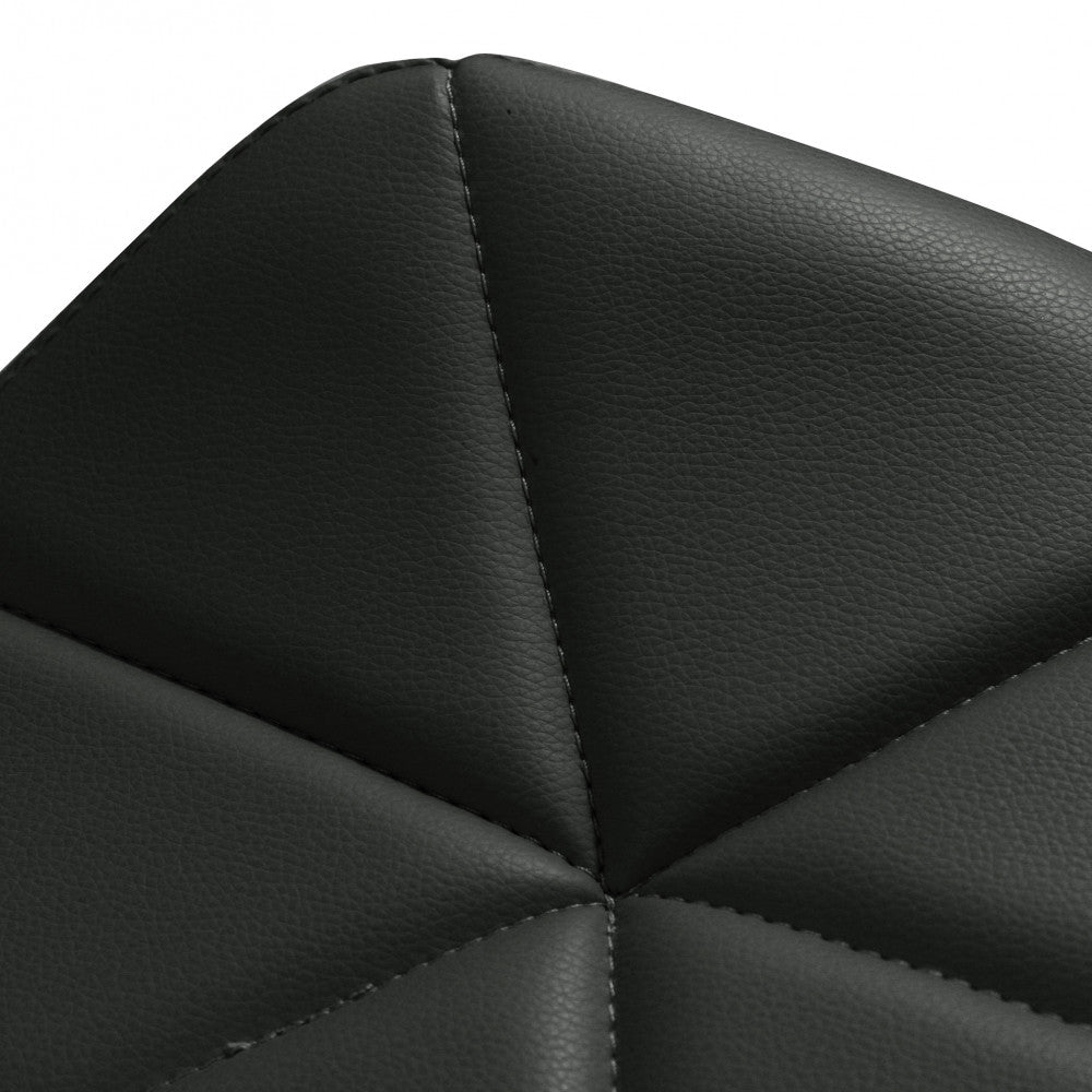 Primo piano della texture in poliuretano nero della sedia Annapolis, con cuciture geometriche a vista.