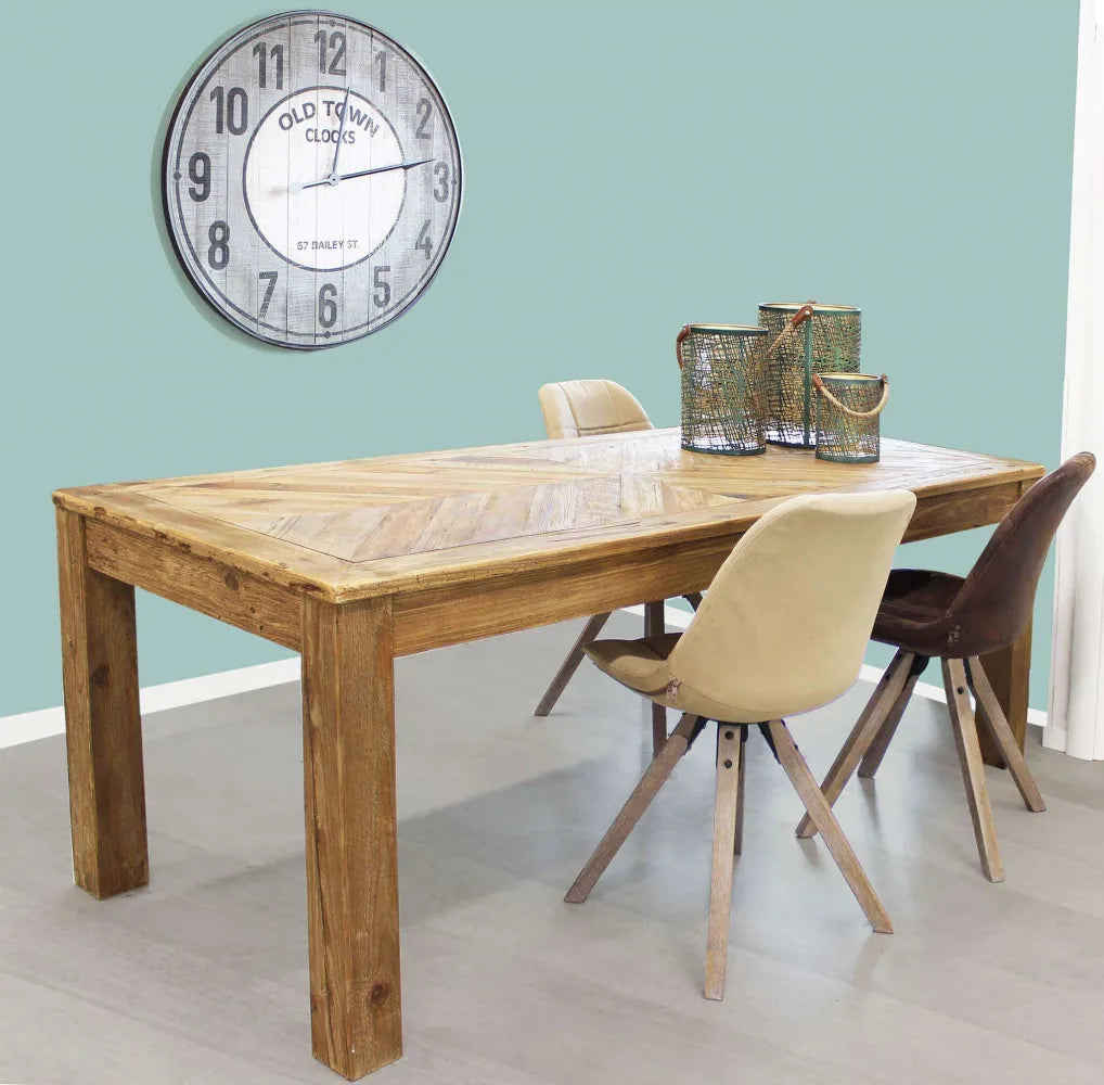 Sedia Aron moderna con struttura in legno di quercia e seduta imbottita in PVC nocciola, ambientata con tavolo massello