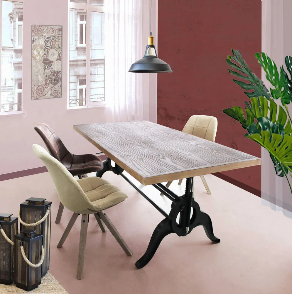 Sedia Aron moderna con struttura in legno di quercia e seduta imbottita in PVC nocciola, ambientata con tavolo industriale