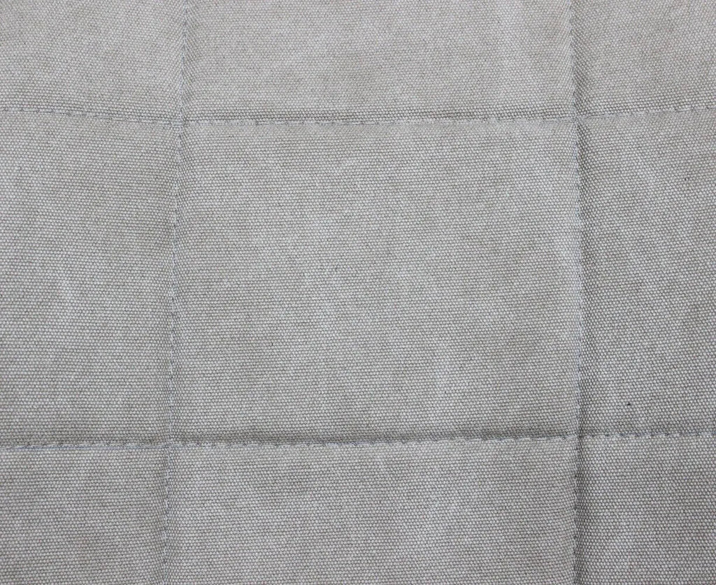 Sedia Aron moderna con struttura in legno di quercia e seduta imbottita in PVC nocciola, particolare cuciture e trama