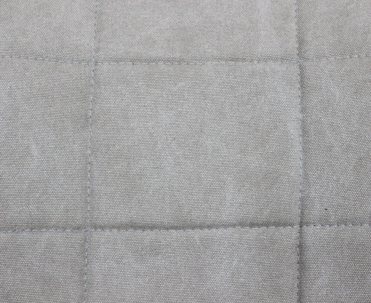 Sedia Aron moderna con struttura in legno di quercia e seduta imbottita in PVC nocciola, particolare cuciture e trama