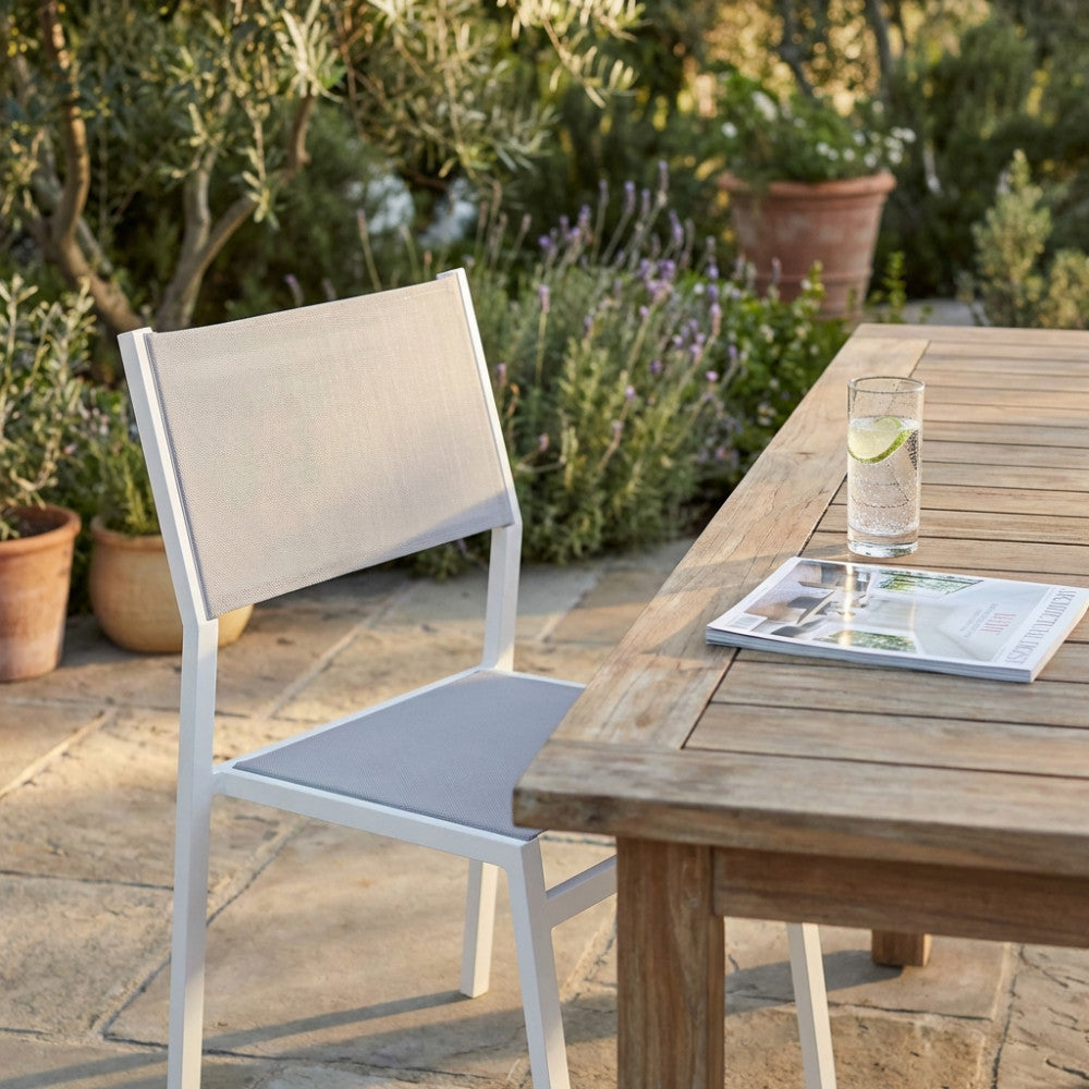 Sedia outdoor Cosma Avana in alluminio bianco ambientata