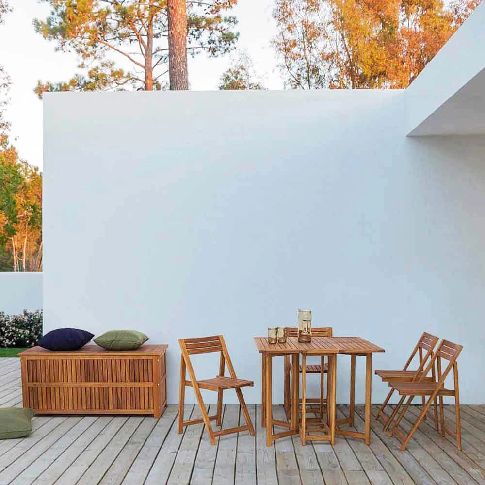 Sedia Birra Naturale in Legno di Acacia massiccio, design rustico e robusto per giardino e feste all'aperto, ambientata in esterna con tavolo 