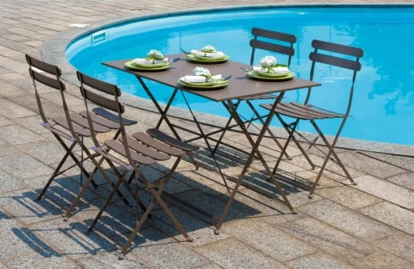 Sedia Bistro Pieghevole Tortora in ferro verniciato antiruggine, design compatto per esterni, ambientata bordo piscina