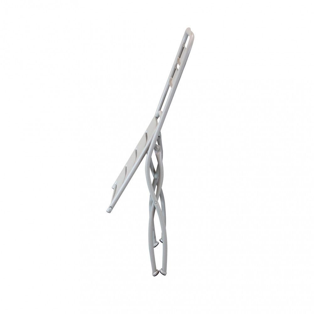 Diverse sedie Bristol pieghevoli impilate, che mostrano la funzionalità salvaspazio.