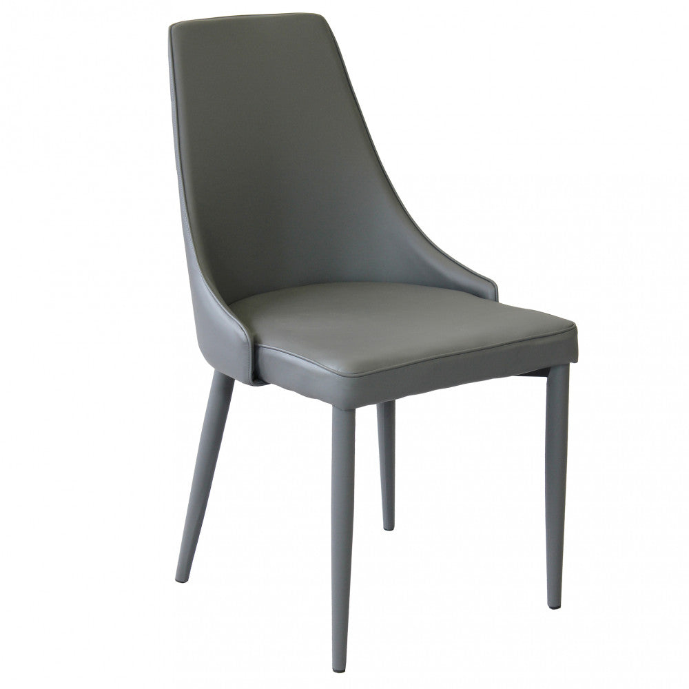 Sedia Camille in ecopelle grigio chiaro, vista di tre quarti su sfondo bianco.