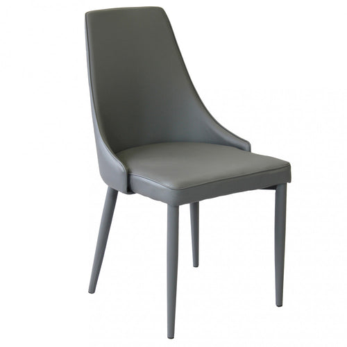 Sedia Camille in ecopelle grigio chiaro, vista di tre quarti su sfondo bianco.