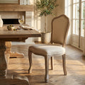 Sedia Charlene in legno e tessuto beige ambientata in una sala da pranzo rustica con tavolo in legno massiccio.