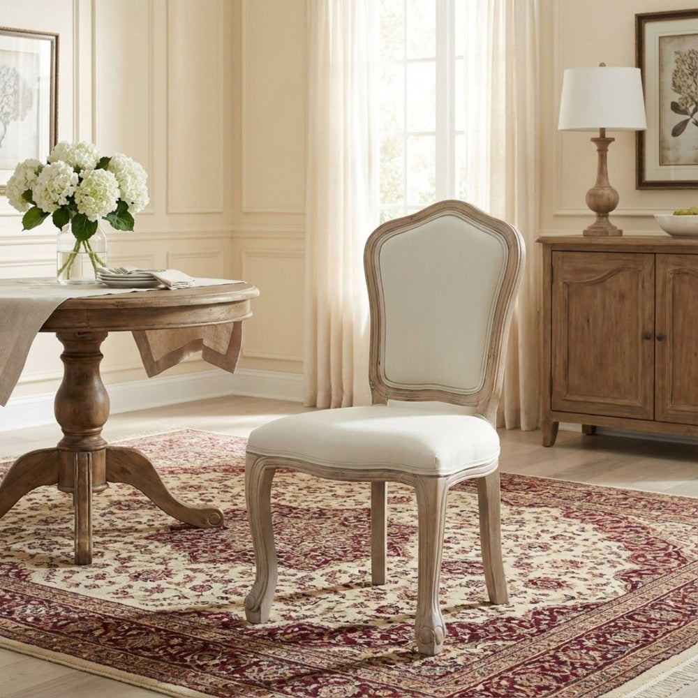 Sedia Charlene posizionata in un salotto classico e luminoso, su un tappeto decorativo rosso e crema.