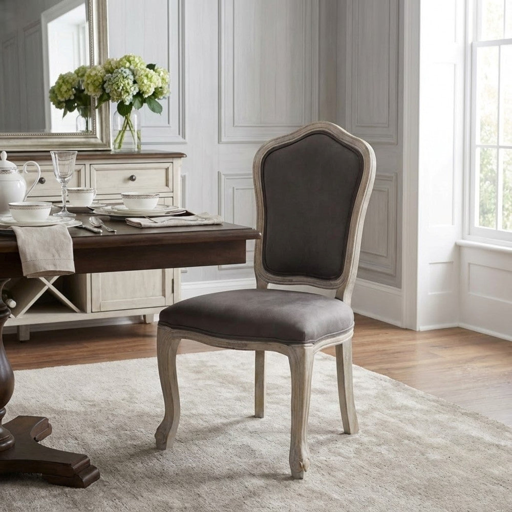 Sedia Charlene ambientata in una sala da pranzo classica con tappeto neutro.