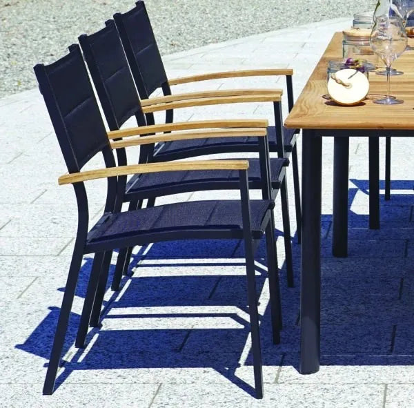 Sedia CHT81G impilabile in Alluminio Antracite con braccioli in Teak e Textilene imbottito Nero, design moderno, abbinata in giardino con tavolo