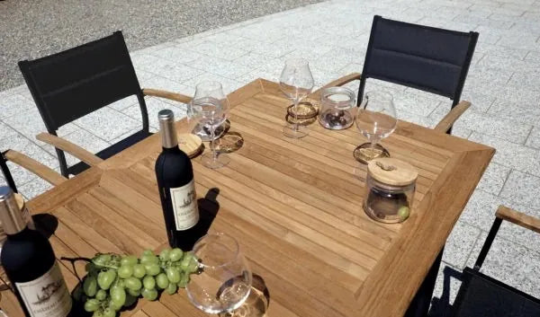 Sedia CHT81G impilabile in Alluminio Antracite con braccioli in Teak e Textilene imbottito Nero, design moderno, panoramica con tavolo in teak e sedie