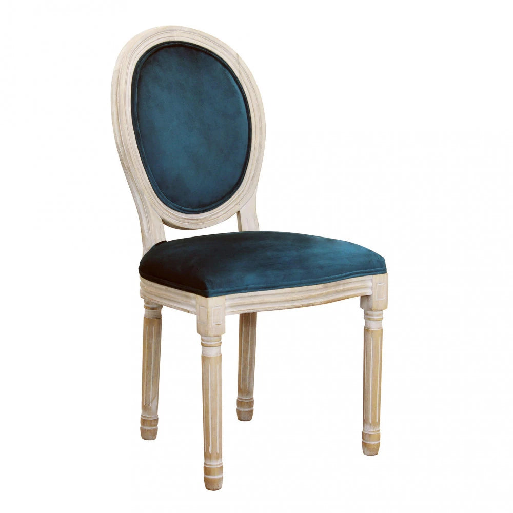 Sedia poltroncina Constance in velluto blu con schienale alto e gambe in legno, ideale per un tavolo da pranzo di design