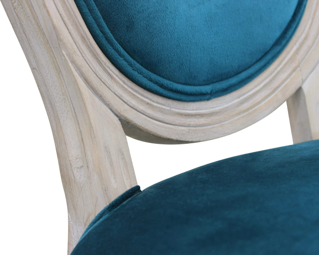 Sedia poltroncina Constance in velluto blu con schienale alto e gambe in legno, ideale per un tavolo da pranzo di design, particolare della seduta