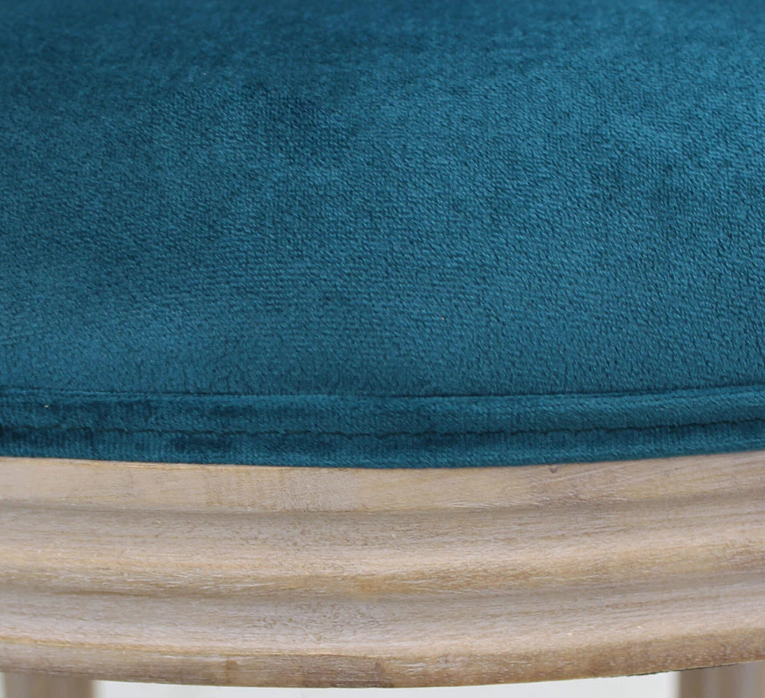 Sedia poltroncina Constance in velluto blu con schienale alto e gambe in legno, ideale per un tavolo da pranzo di design, particolare dello schienale