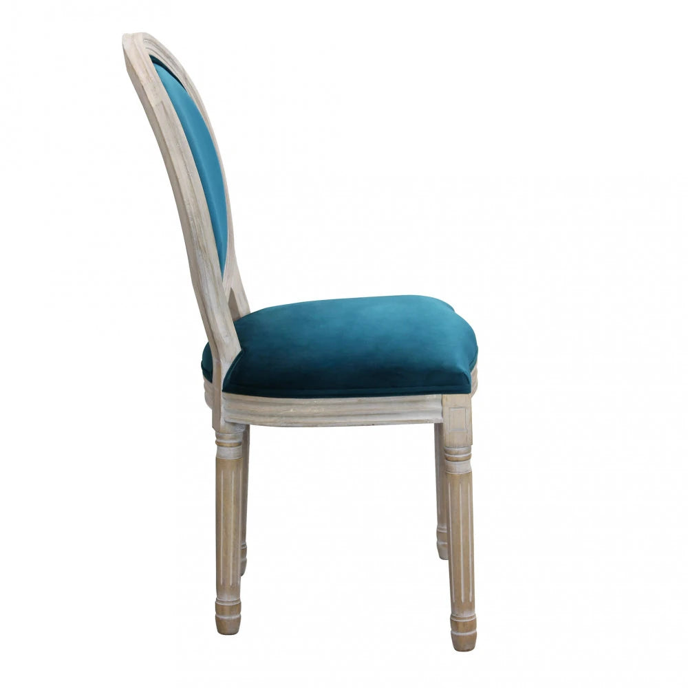 Sedia poltroncina Constance in velluto blu con schienale alto e gambe in legno, ideale per un tavolo da pranzo di design vista laterale