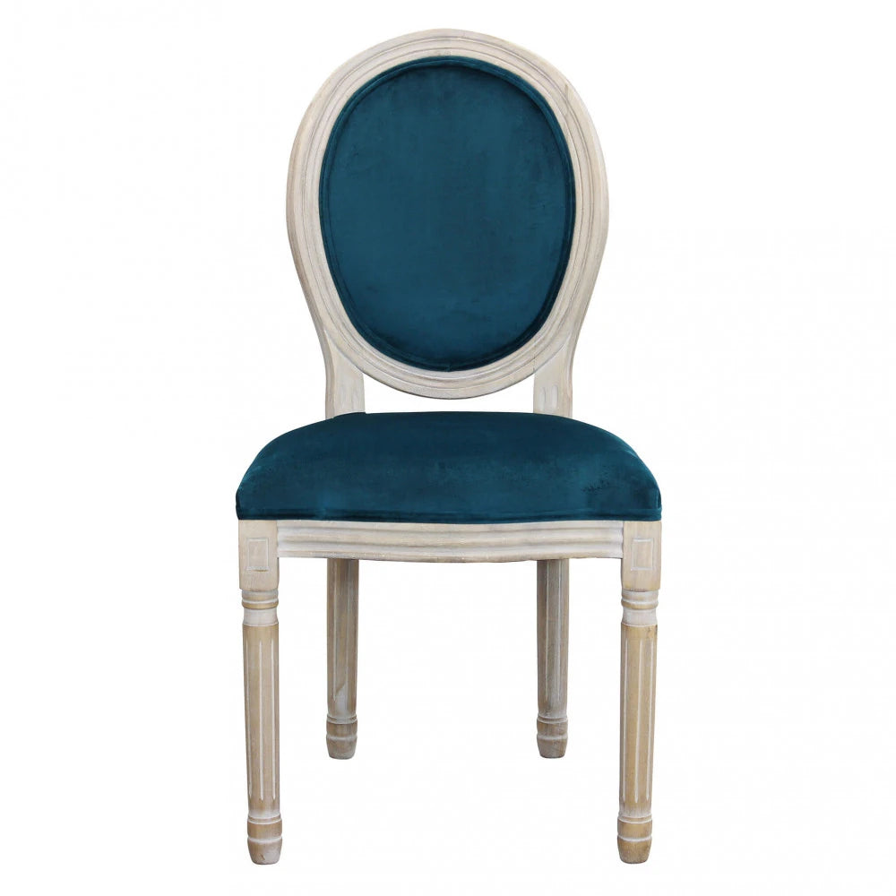 Sedia poltroncina Constance in velluto blu con schienale alto e gambe in legno, ideale per un tavolo da pranzo di design vista frontale