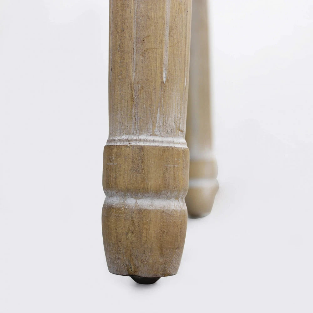 Sedia poltroncina Constance in velluto grigio con schienale alto e gambe in legno, ideale per tavolo da pranzo o studio, particolare delle gambe